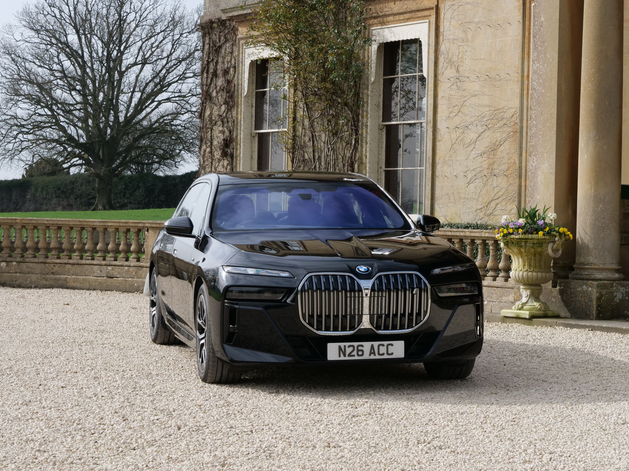 BMW i7 xDrive60 outside a Georgian country house in Bath